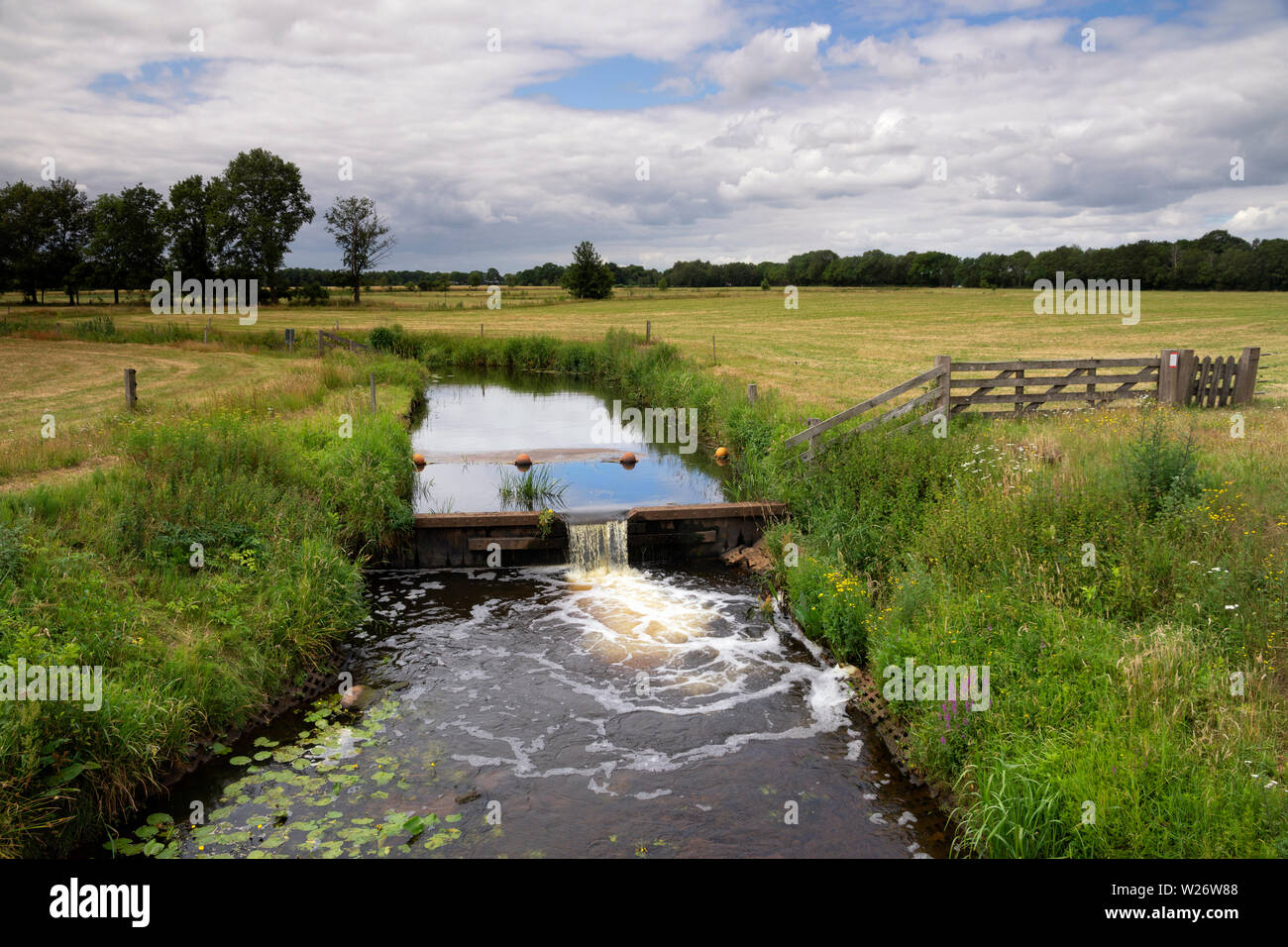 Wehr in den Fluss Stockfoto