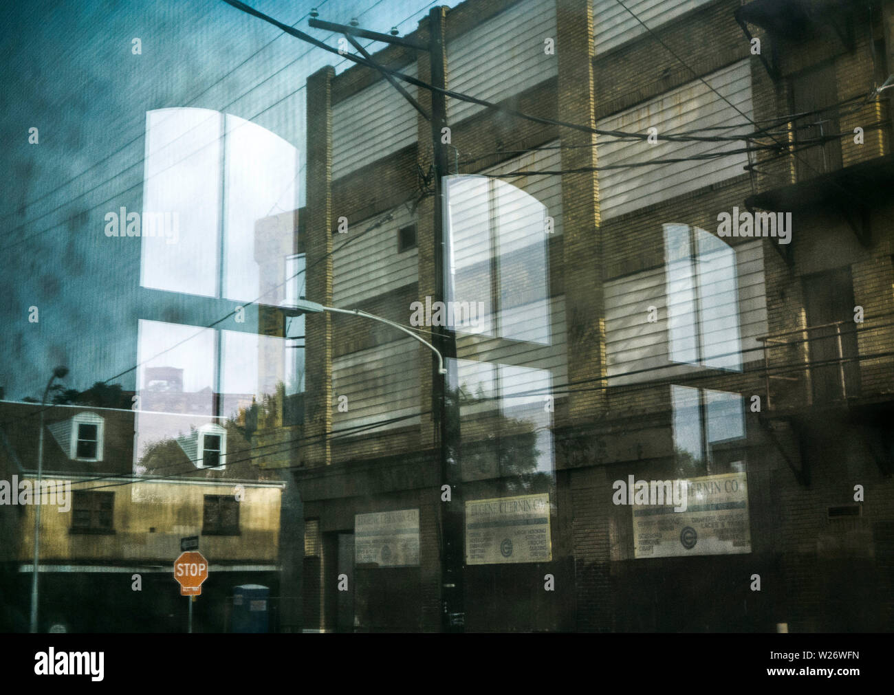 Eine Reflexion Overlays einem alten Industriegebäude, das im Prozess des Seins in Luxury Condos in alten Kensington im Norden Philadelphia gemacht wurde Stockfoto