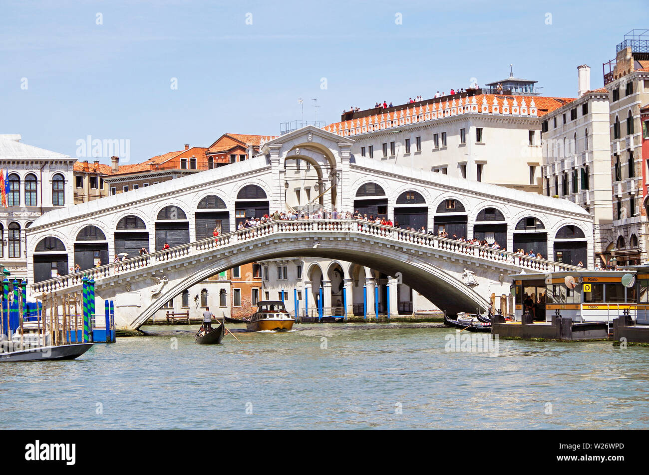 Die Rialto Brücke, die älteste und wohl das schönste der vier Brücken über den Canal Grande in Venedig, gebaut 1588-91 von Antonio da Ponte, Stockfoto