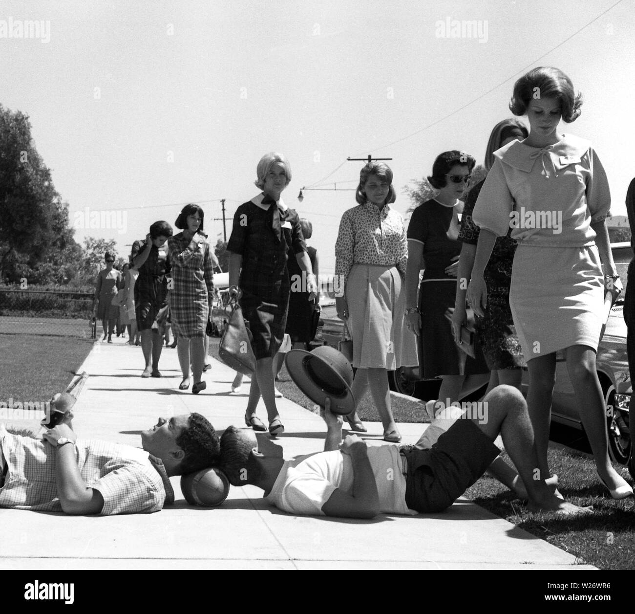 Männliche Studenten necken Studentinnen auf studienanfaenger Tag an der Universität von Südkalifornien Sorority, USA 1964 anreisen Stockfoto