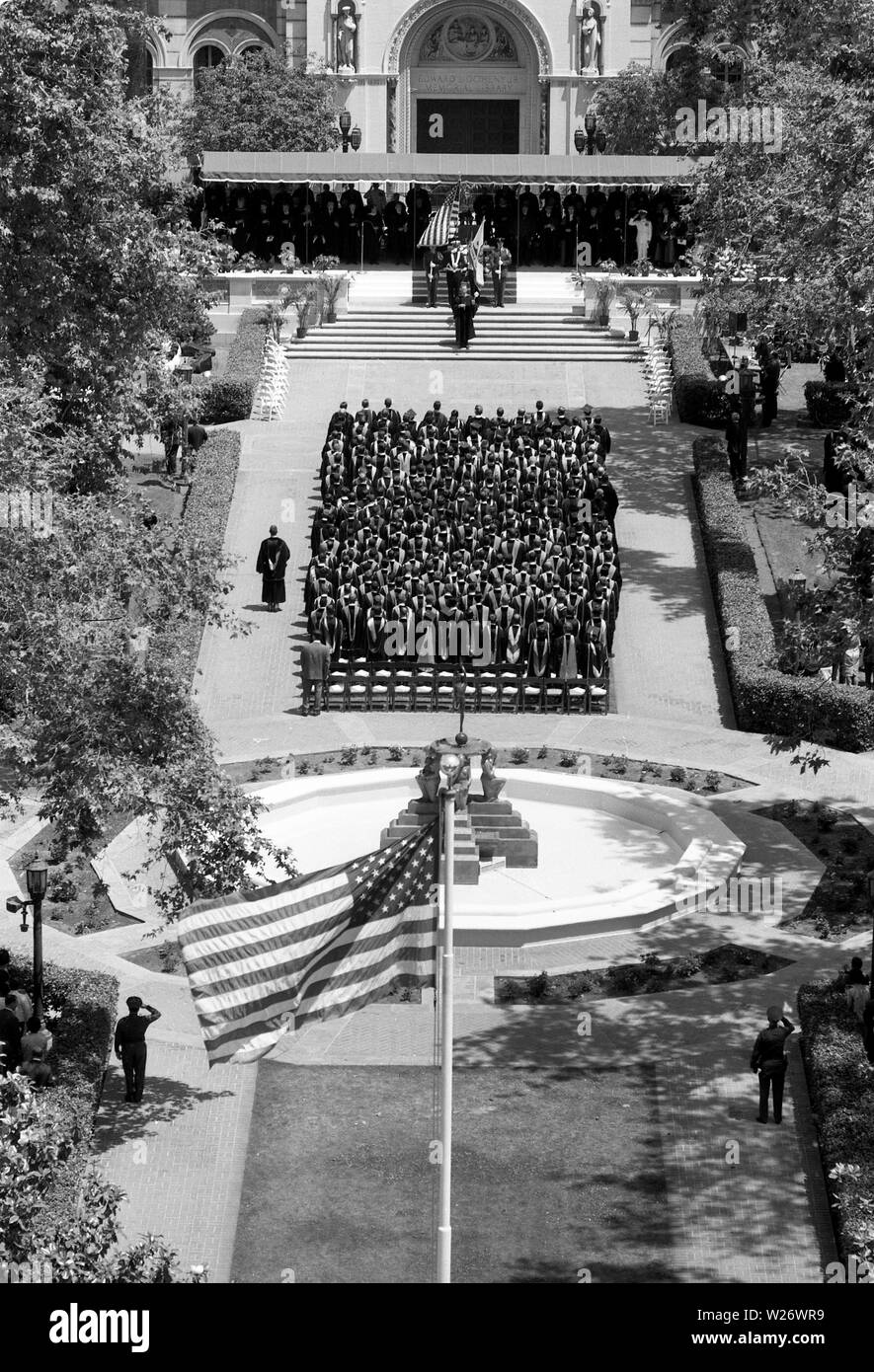 Luftaufnahme von Graduation Day Zeremonie an der Universität von Südkalifornien Sorority, USA 1964 Stockfoto