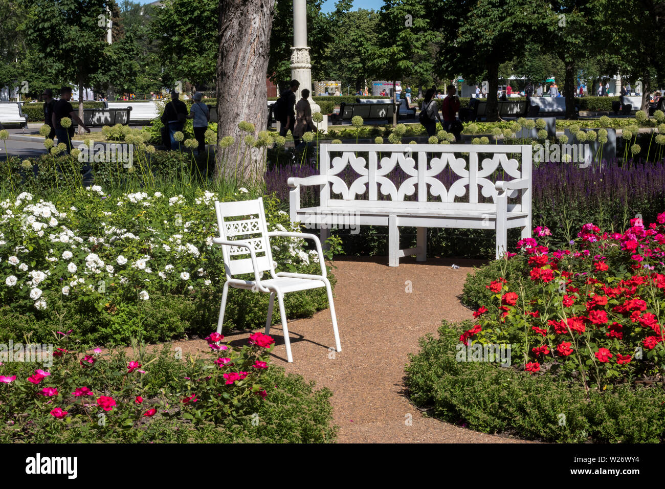 Moskau, Russland - Juli 2, 2019 Eisen Gartenmöbel in Gorky Park Stockfoto