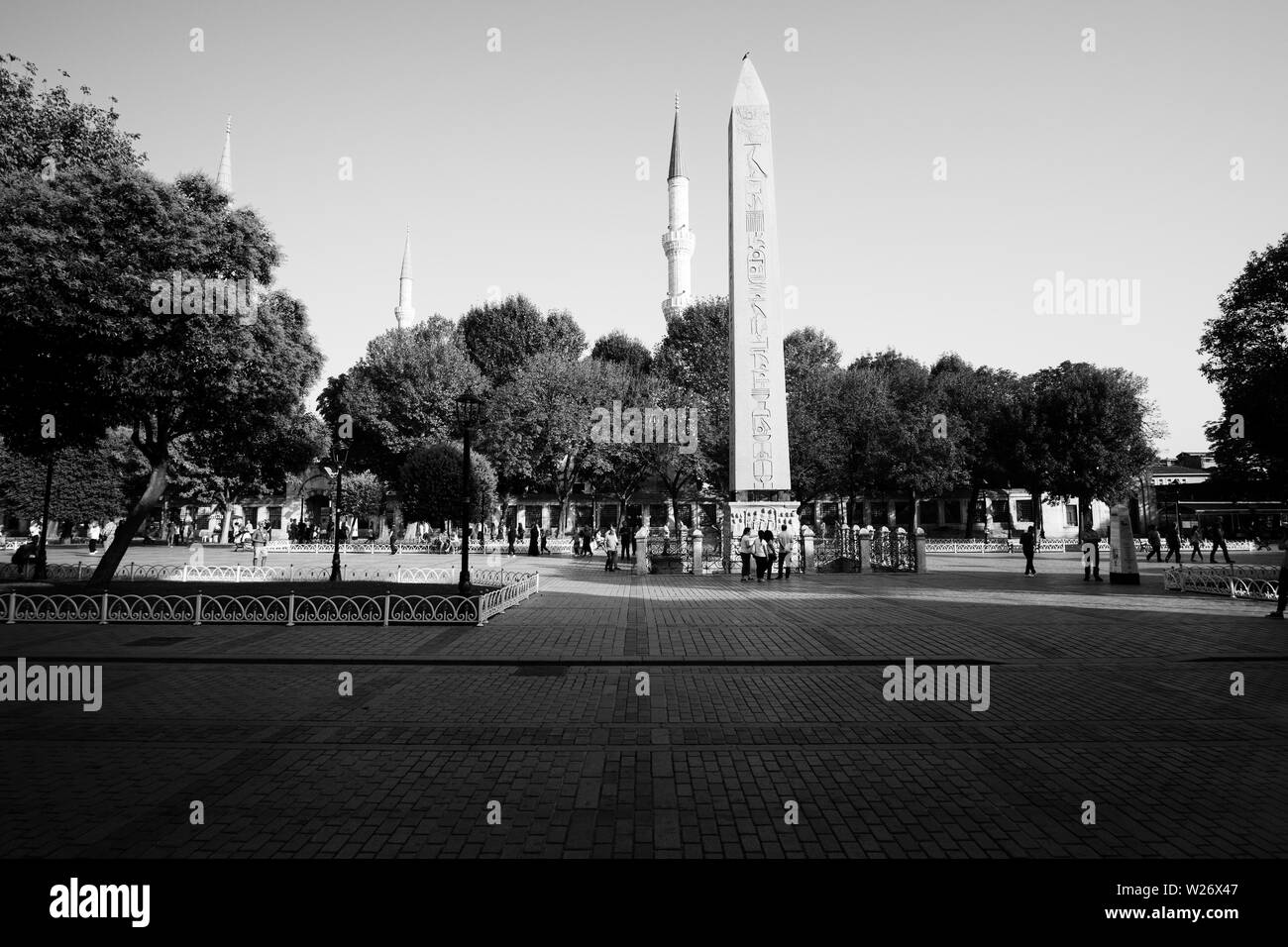 Istanbul, Türkei - 17. September 2017: Obelisk von Theodosius im antiken Hippodrom Platz in Istanbul, mit vielen Touristen Stockfoto