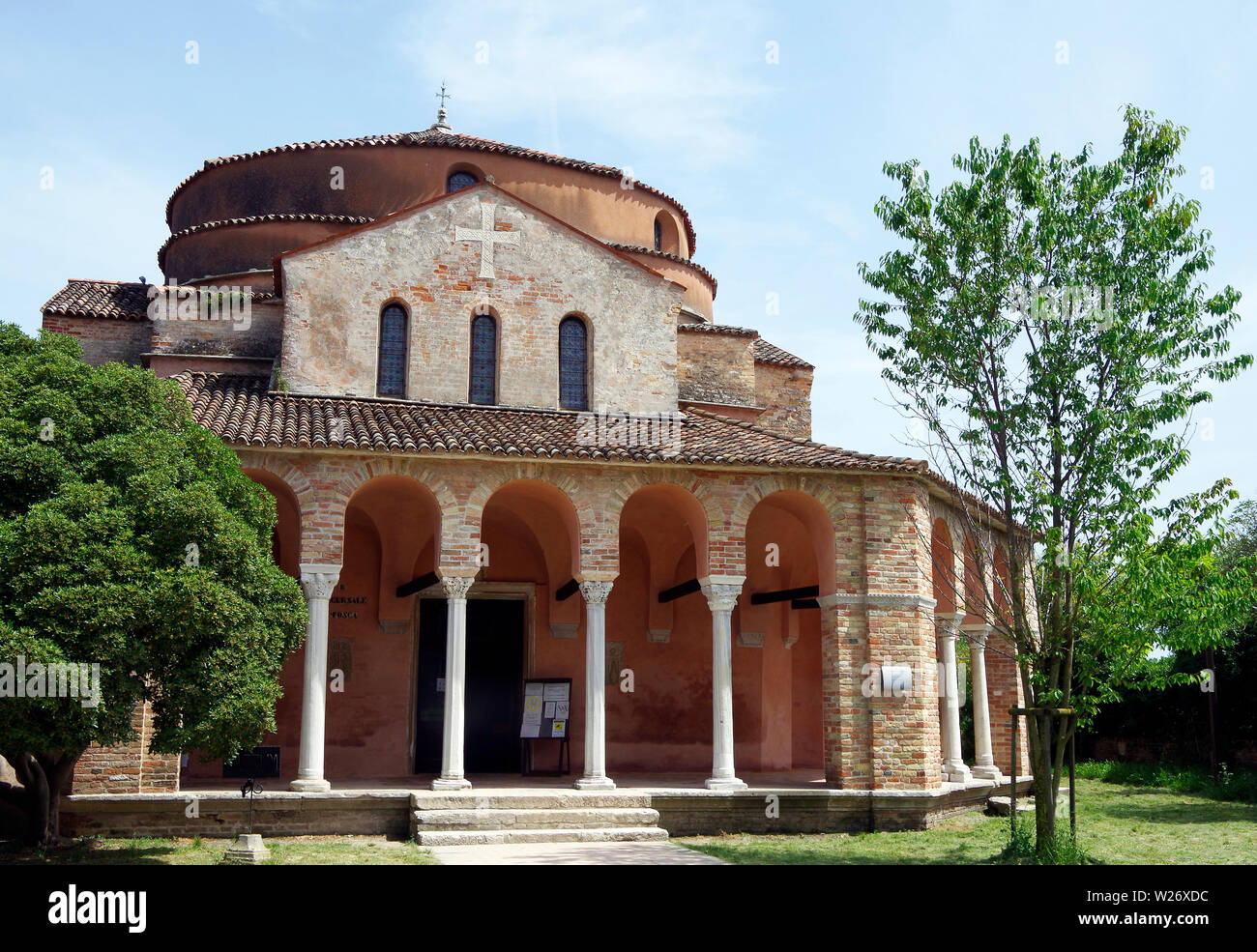 Portikus des frühen 12. C Kirche Santa Fosca auf der Insel von Torcello in der Lagune von Venedig, achteckige auf einem griechischen Kreuz Plan im byzantinischen Stil Stockfoto