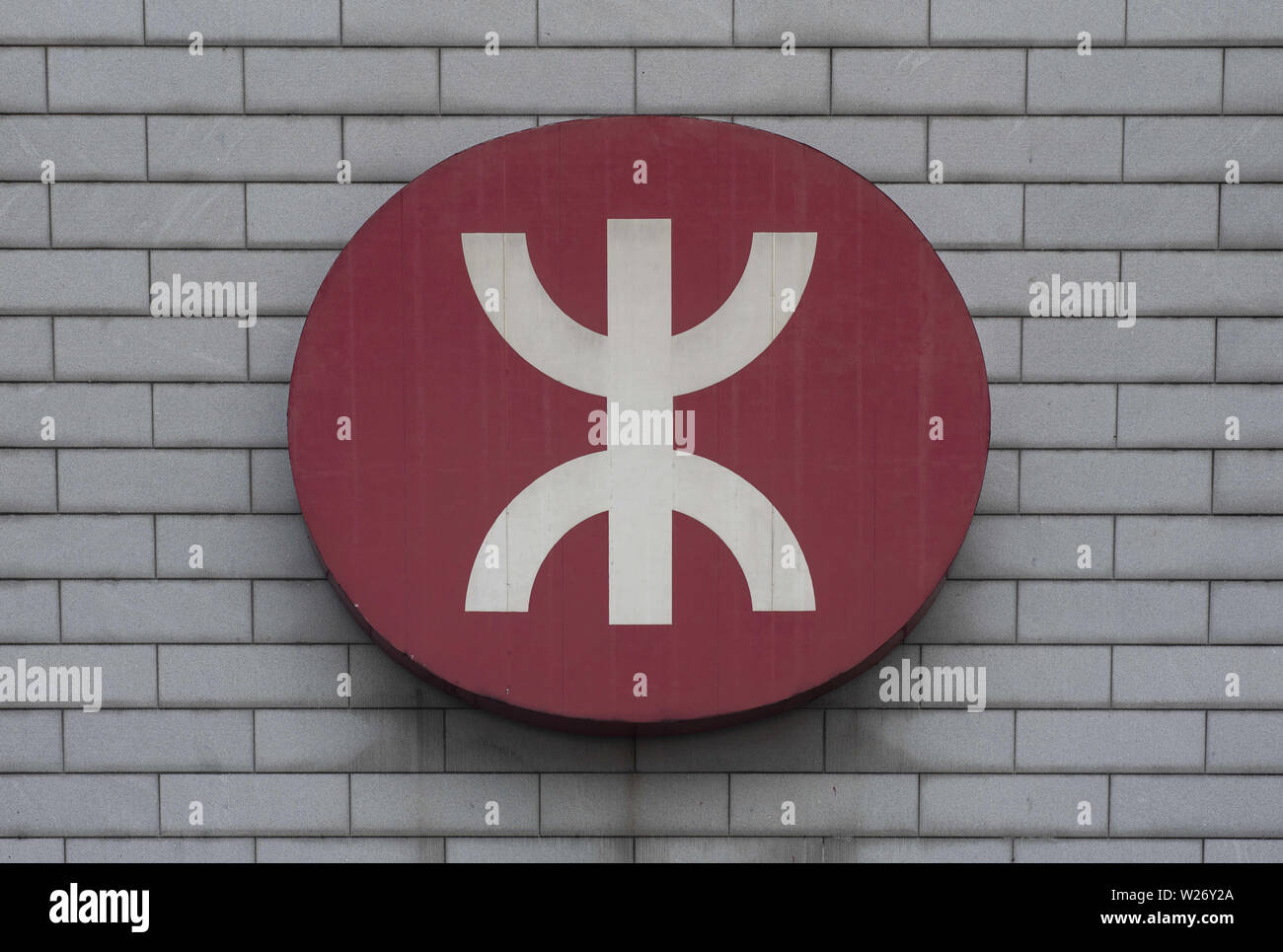 Hongkong, China. 30. Juni, 2019. Hong Kongs MTR-Bahnhof Firmenlogo im IFC Mall MTR Eingang gesehen. Credit: Budrul Chukrut/SOPA Images/ZUMA Draht/Alamy leben Nachrichten Stockfoto