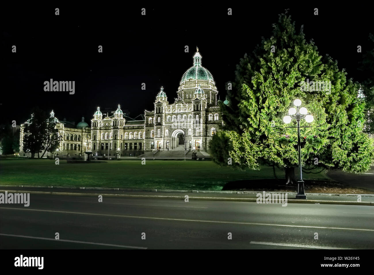 Das Parlament Gebäude alle bis in die Nacht in Victoria, BC, Kanada beleuchtet. Stockfoto