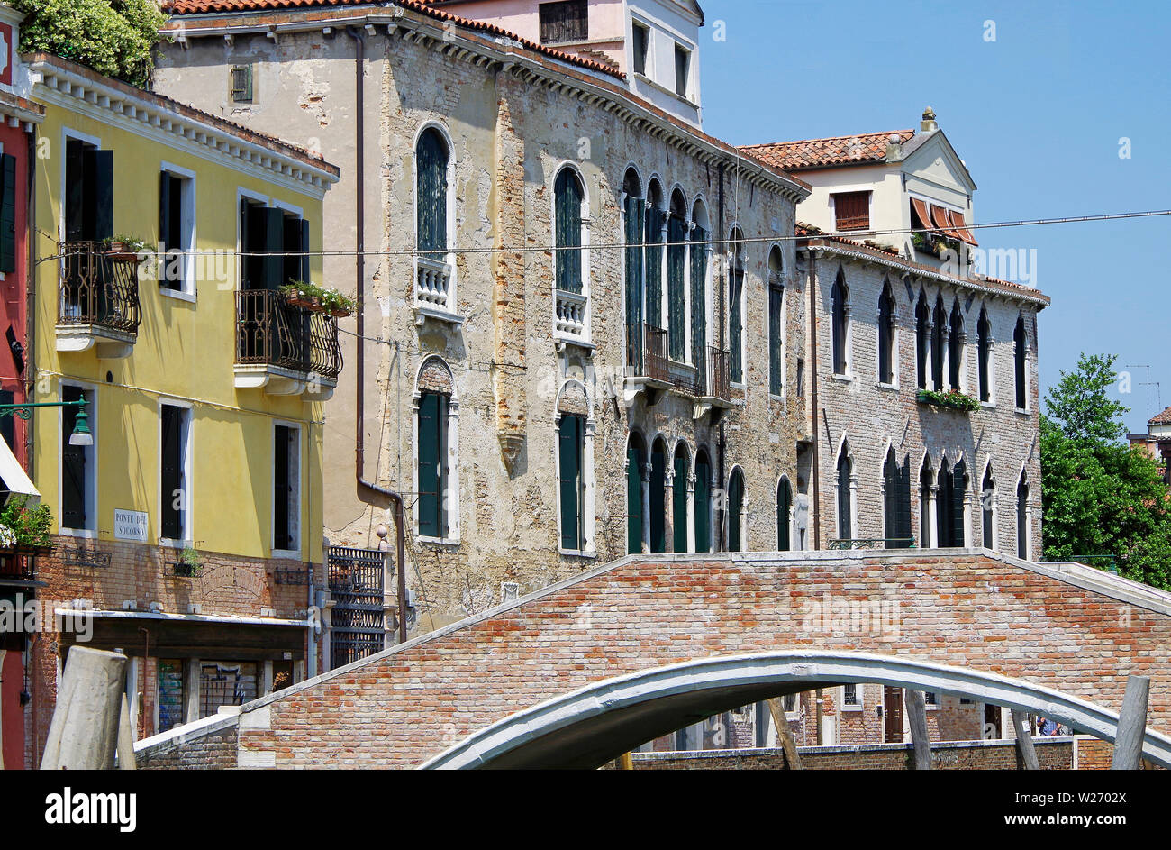 Zwei große Häuser, mit Blick auf den Rio Carmini in Venedig Stockfoto