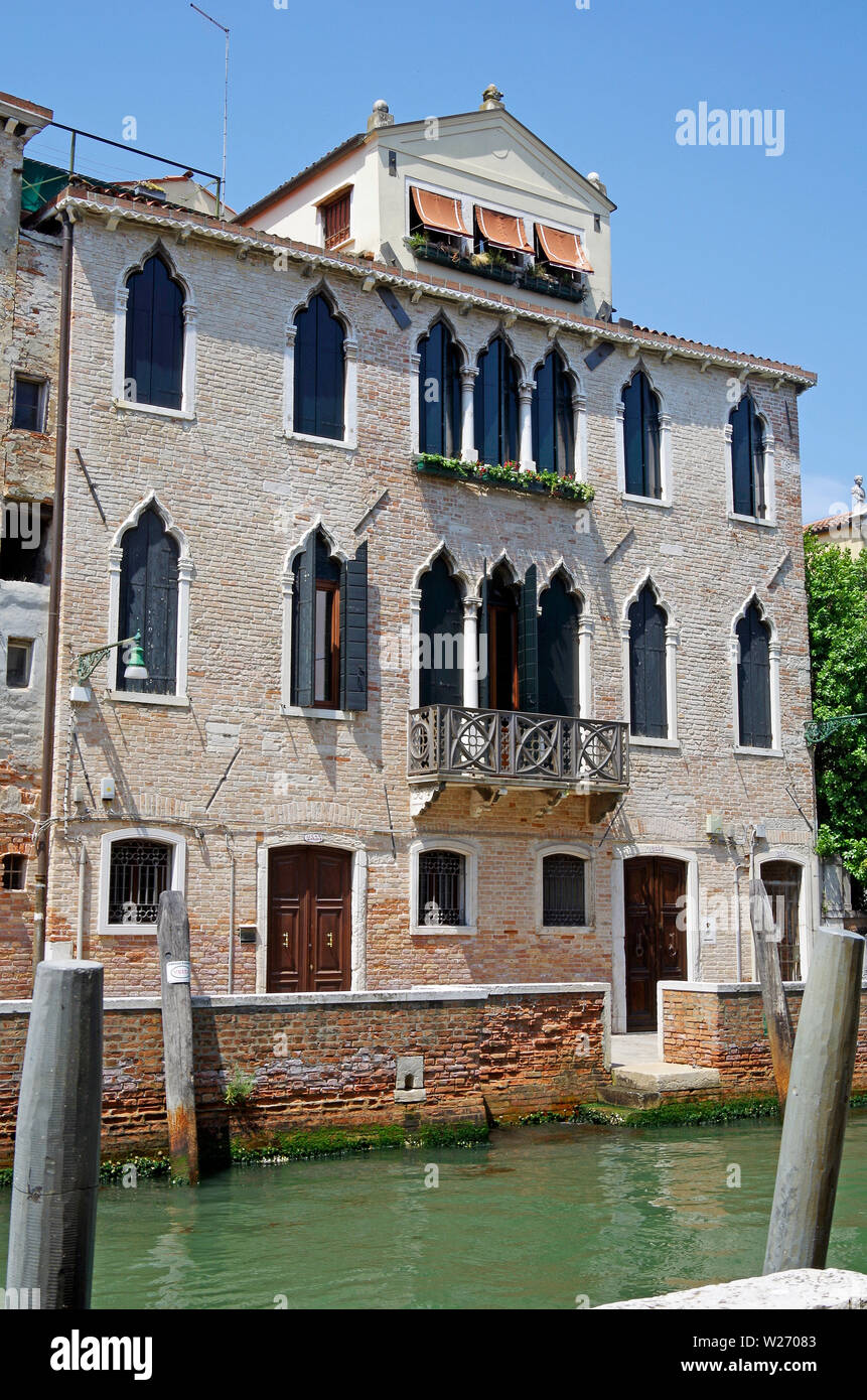 Zwei große Häuser, mit Blick auf den Rio Carmini in Venedig Stockfoto
