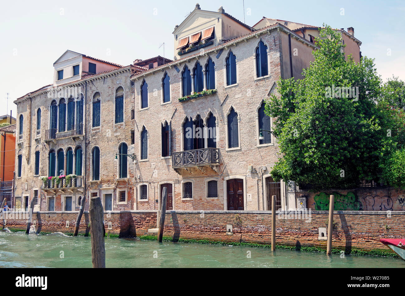 Zwei große Häuser, mit Blick auf den Rio Carmini in Venedig Stockfoto