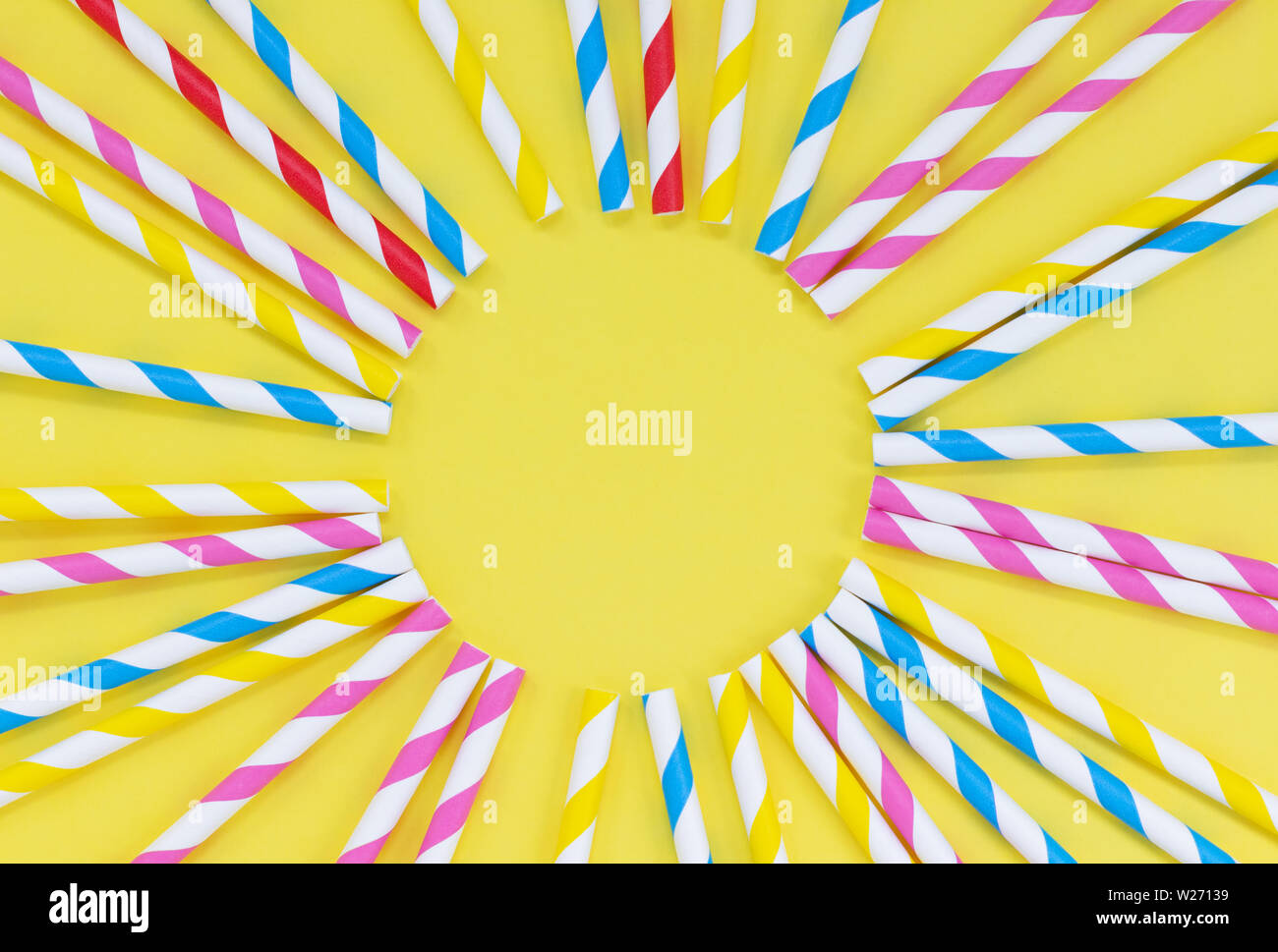 Bunte Papier Trinkhalme in einem Kreis auf gelbem Hintergrund, mit kopieren. Sommer Sonne flachbild Konzept legen. Stockfoto