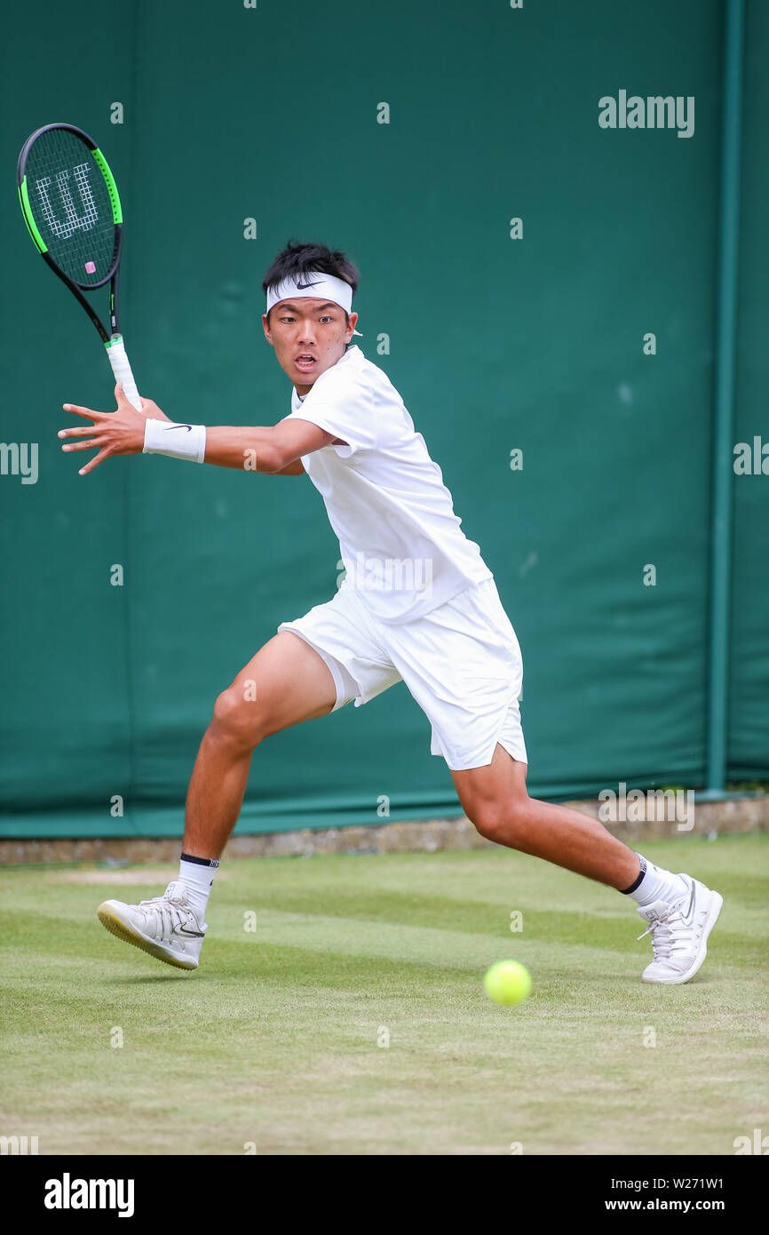 Shunsuke Mitsui von Japan während des Jungen singles Match der ersten Runde der Wimbledon Lawn Tennis Championships gegen Juan Bautista Torres von Argentinien an der All England Lawn Tennis und Croquet Club in London, England am 6. Juli 2019. Quelle: LBA/Alamy leben Nachrichten Stockfoto