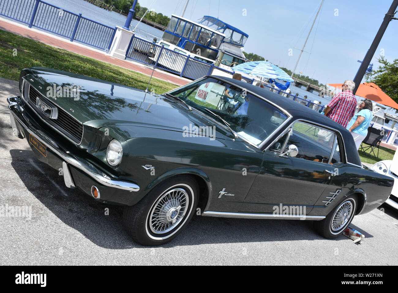 A 1966 Ford Mustang auf dem Display an einem Auto zeigen. Stockfoto