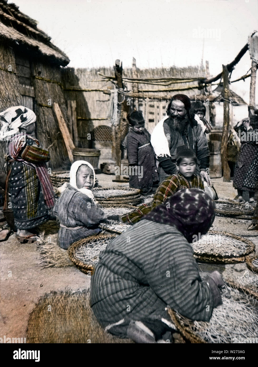 [1900s Japan - Ainu Ainu Familie Familie] - bei der Arbeit, 1900. 20. Jahrhundert vintage Glas schieben. Stockfoto
