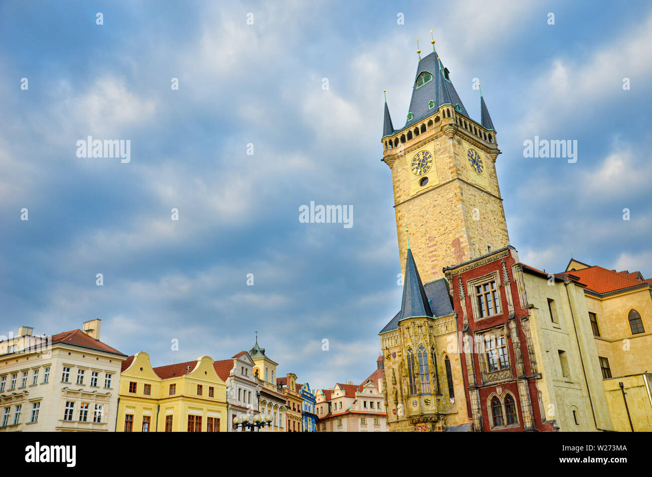 Blick auf das alte Rathaus in Prag, Tschechische Republik fotografierte während Sunrise golden hour mit dunkle Wolken über. Berühmte touristische Ort in Tschechien. Horologe Tower. Beeindruckende Sehenswürdigkeiten. Stockfoto