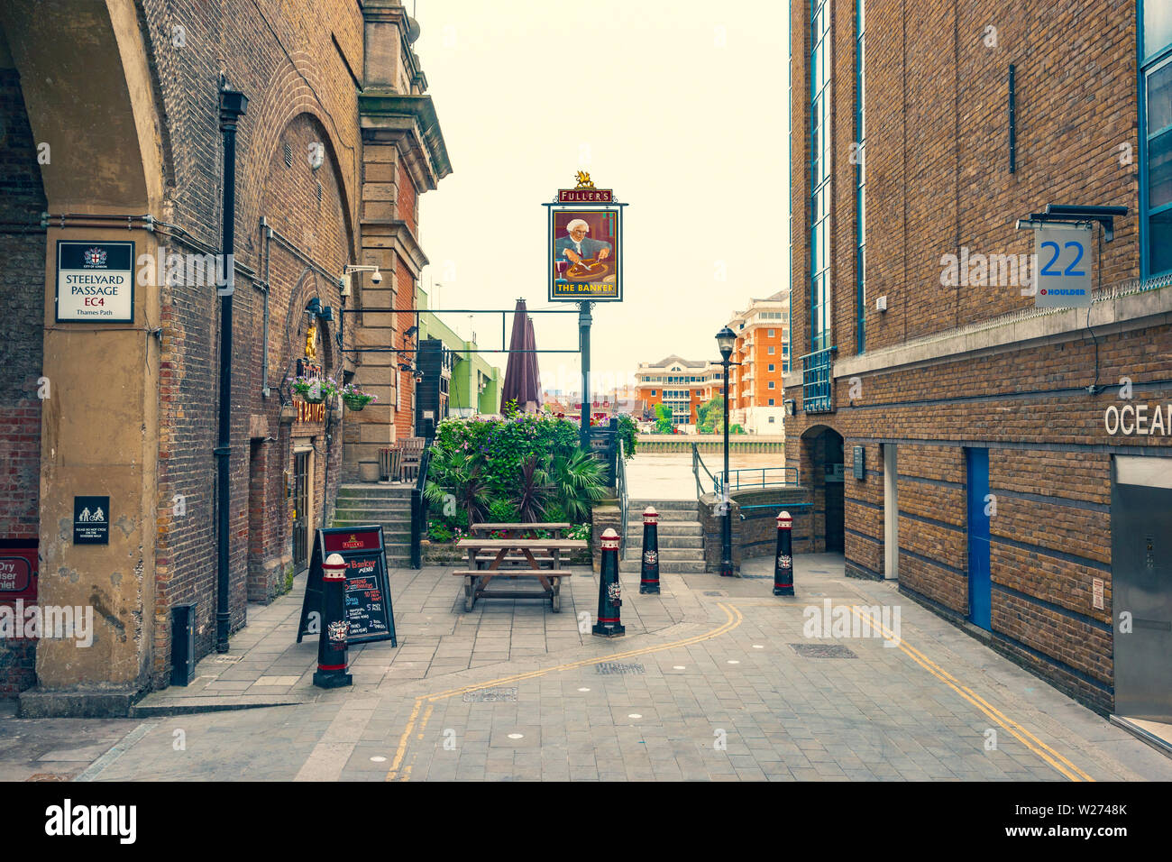 LONDON ENGLAND - 1. JULI 2013; Eingang und Zeichen für die Banker Pub in Cousins Lane in der Stadt Stockfoto