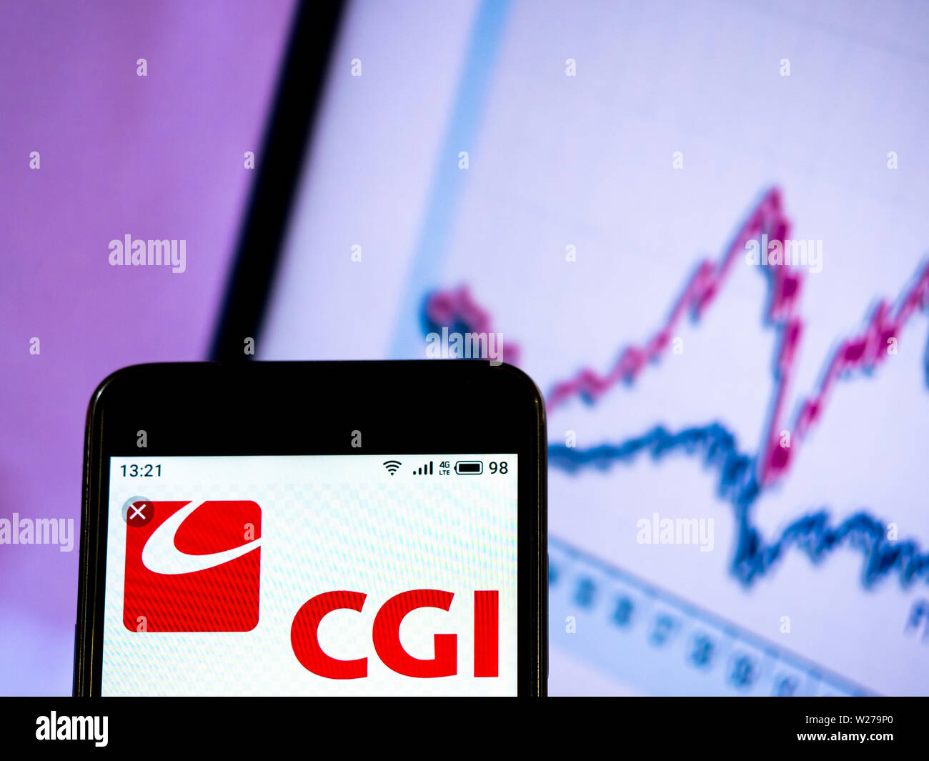 In diesem Foto Illustration der CGI-Inc.-Logo wird auf dem Smartphone angezeigt Stockfoto