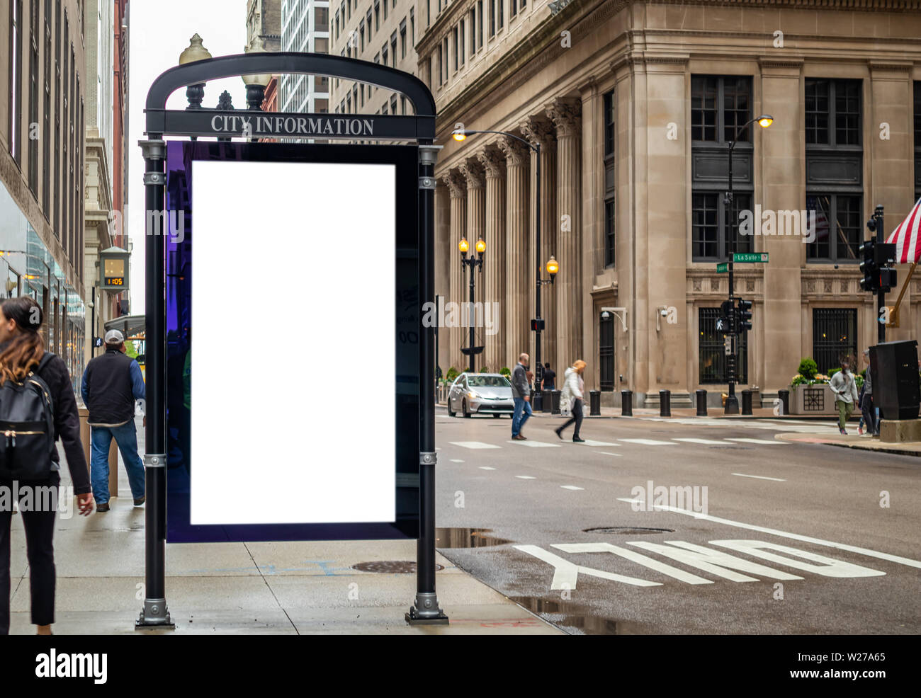 Leere weiße ad Billboard an der Haltestelle für Werbung, Chicago City Gebäude und Straßen-Hintergrund. Platz kopieren Stockfoto