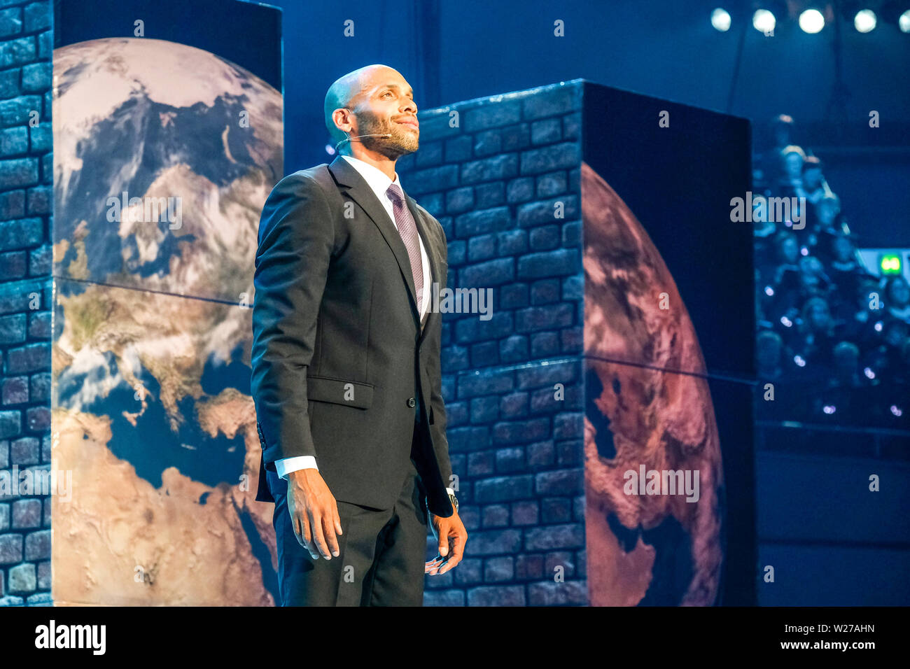 Der Chor der musikalischen 'Martin Luther King" wurde am 20.6.2019 in der Evangelischen Kirchentag in der Dortmunder Westfalenhalle durchgeführt, mit mehr als 2.000 Teilnehmern. Foto zeigt den Sänger Gino emnes wie Martin Luther King Stockfoto