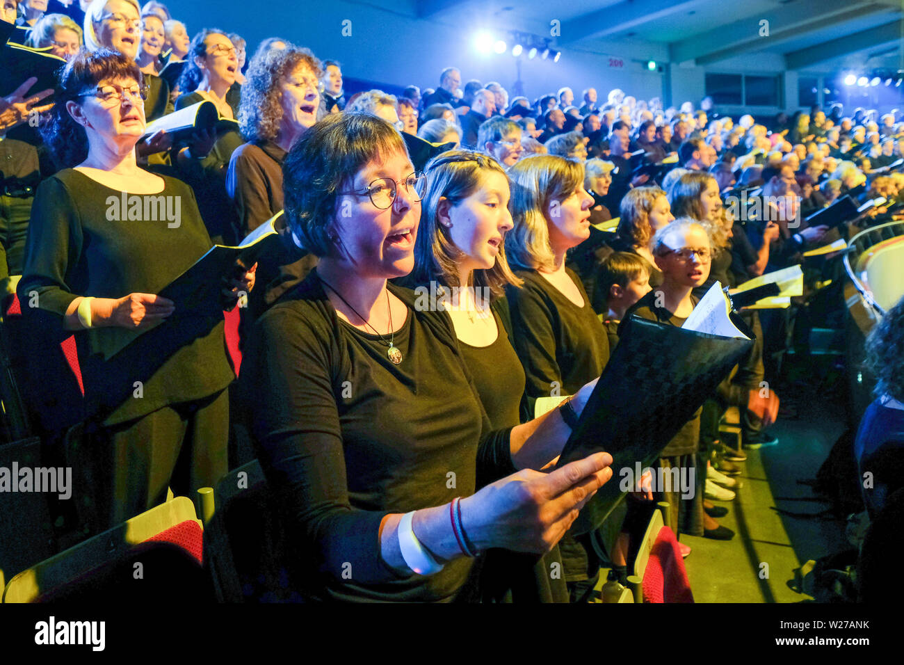 Der Chor der musikalischen 'Martin Luther King" wurde am 20.6.2019 in der Evangelischen Kirchentag in der Dortmunder Westfalenhalle durchgeführt, mit mehr als 2.000 Teilnehmern. Stockfoto