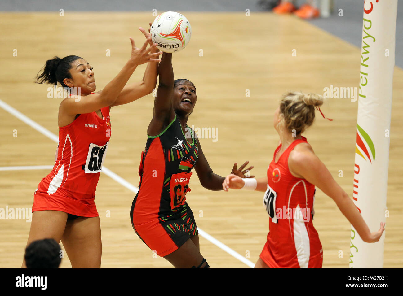 Cardiff, Großbritannien. 06. Juli 2019. Aktion aus Wales (in Rot) v Malawi, internationale netball freundlich an der Viola Arena in Cardiff, South Wales am Samstag, den 6. Juli 2019. Die Malawi Team bereiten sich auf die NETBALL-wm nächste Woche. pic von der Credit: Andrew Obstgarten/Alamy leben Nachrichten Stockfoto