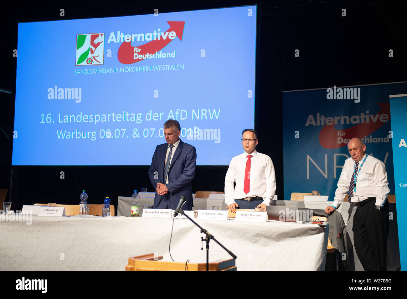 Warburg, Deutschland. 06 Juli, 2019. Thomas Röckemann (L-R), Ko-Vorsitzender des NRW-AfD, Christian Blex und Jürgen Spenrath, sowohl stellvertretender Sprecher der NRW-hinzufügen, werden auf dem Podium an der NRW-AfD Landesparteitag. Nach einem erbitterten Streit um die Richtung, die zweite stellvertretende Vorsitzende der nordrhein-westfälischen AfD, H. Seifen, trat am Samstag mit einer Mehrheit von zwölf Mitgliedstaaten Executive. Credit: Swen Pförtner/dpa/Alamy leben Nachrichten Stockfoto