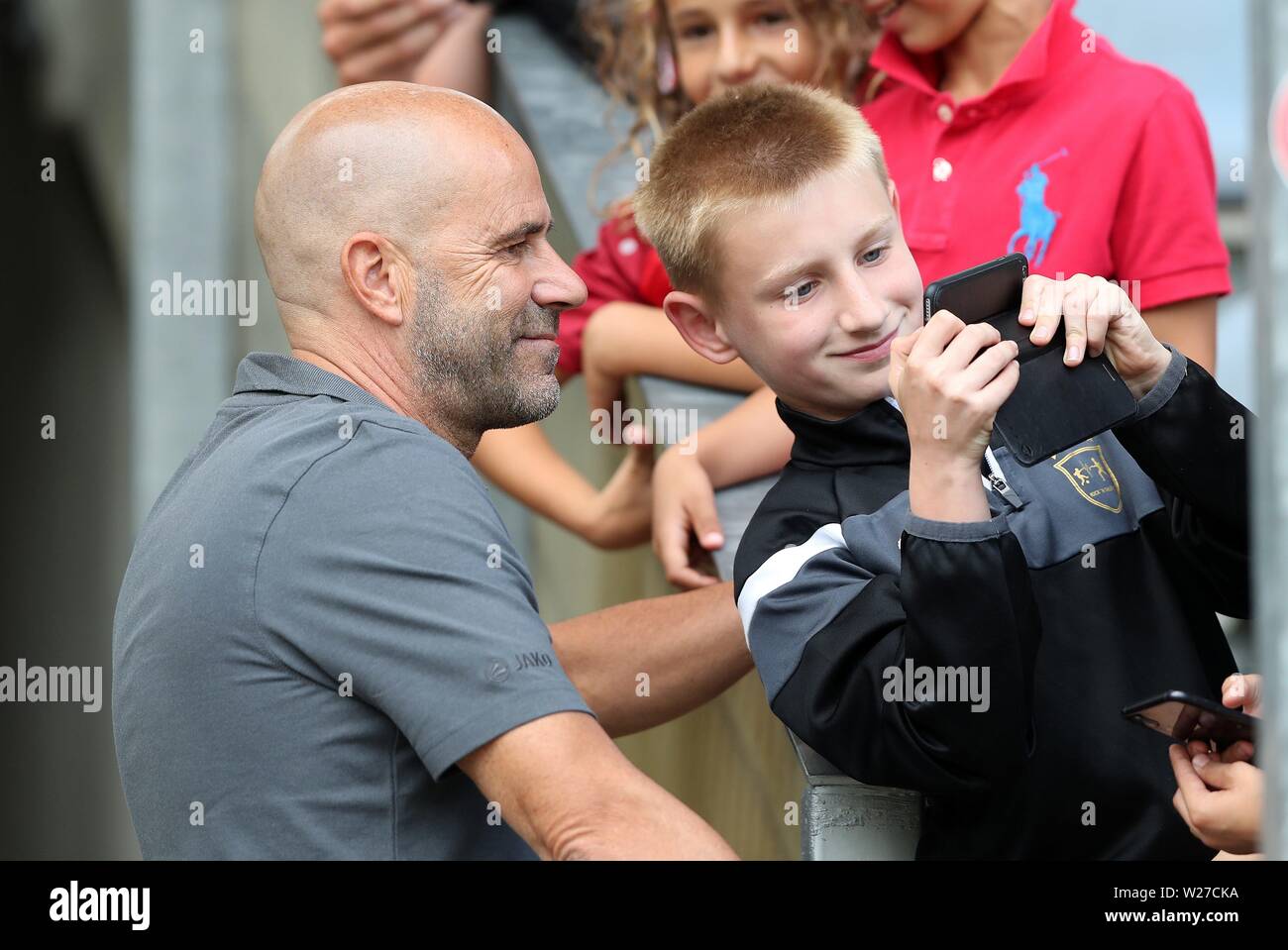 Wuppertal, Deutschland. 06. Juli 2019. firo: 06.07.2019, Fußball, 1.Bundesliga, Saison 2019/2020, Testspiel, WSV, Wuppertal SV Bayer 04 Leverkusen Trainer Peter BOSZ, Selfie mit Ventilator | Quelle: dpa/Alamy leben Nachrichten Stockfoto