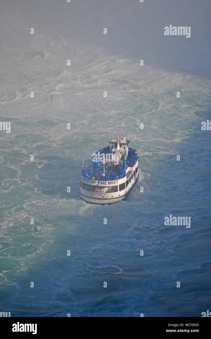 Die Mädchen des Nebels nähern Horseshoe Falls Stockfoto