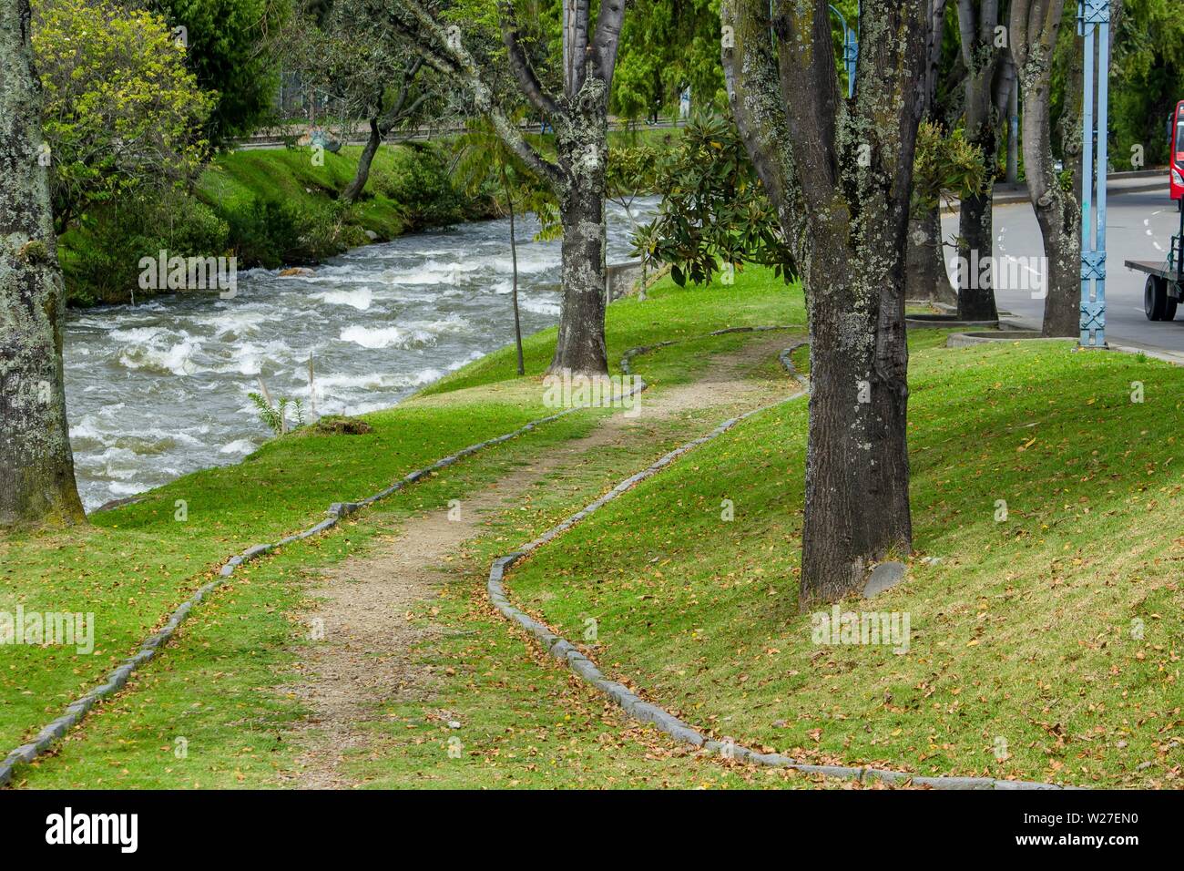 Schöner Fluss durch einen ländlichen Stadtpark Stockfoto