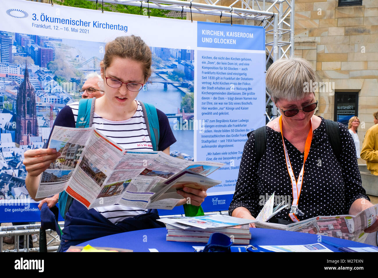 Mit dem 37. Evangelischen Kirchentag 2019 in Dortmund wird in den nächsten 3. Der ökumenischen Kirchentag im Mai 2021 in Frankfurt/Main stattfindet, aufmerksam gemacht - - - auf der 37. Evangelische Kirchentag 2019 in Dortmund, die Aufmerksamkeit wird auf die nächste 3. Ökumenischen Kirchentag, der findet im Mai 2021 in Frankfurt/Main, Deutschland Stockfoto