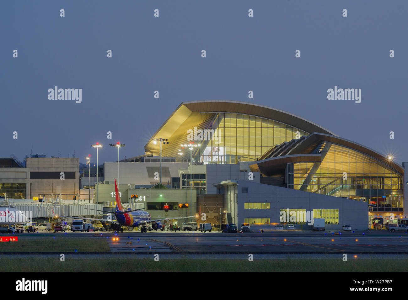 Bild des Tom Bradley Terminal am Flughafen Los Angeles, LAX, in der Dämmerung. Stockfoto