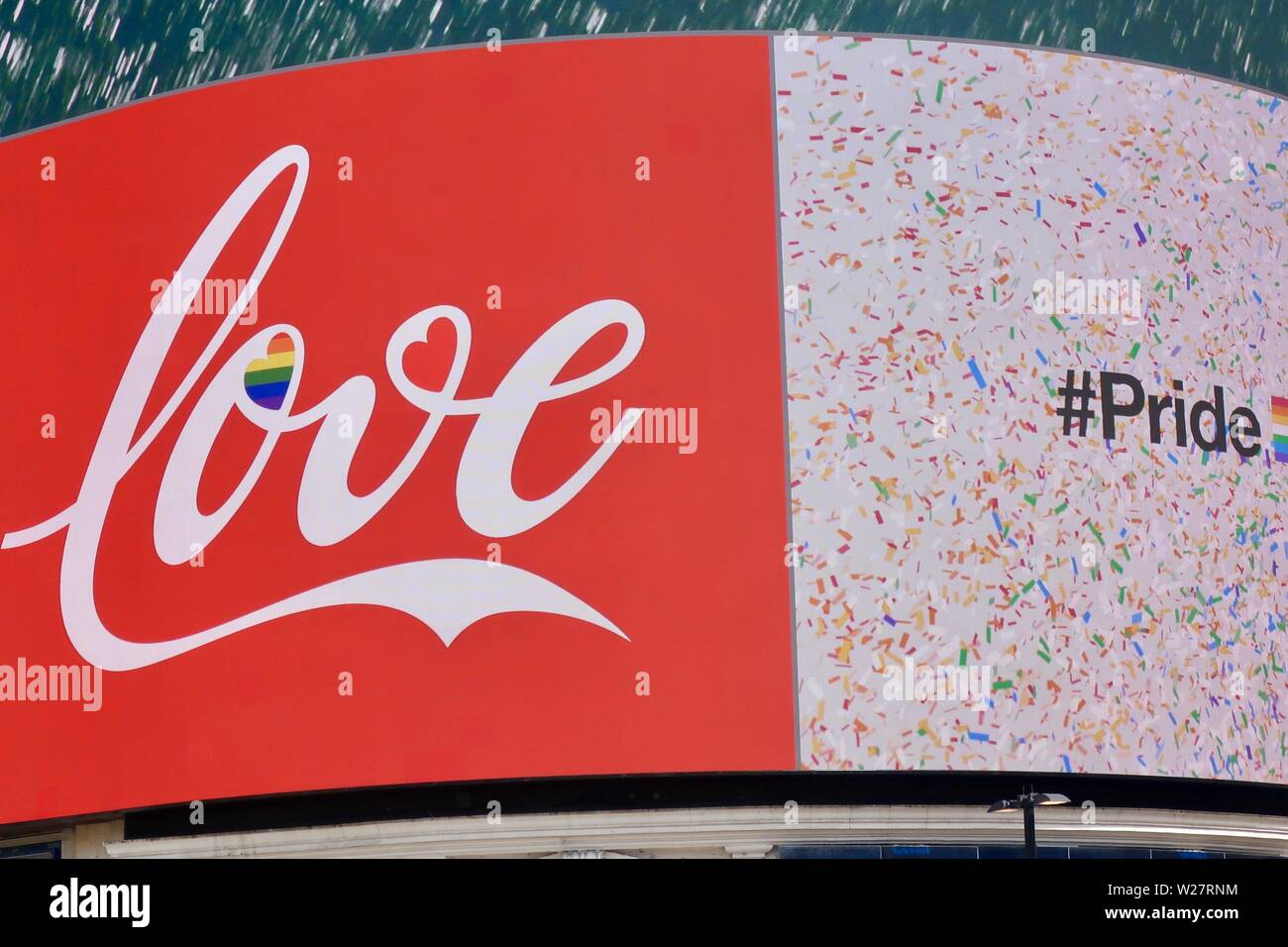 London, Großbritannien - 6. Juli 2019: Piccadilly Circus Leuchten für Stolz feiern - Liebe und Stolz. Stockfoto