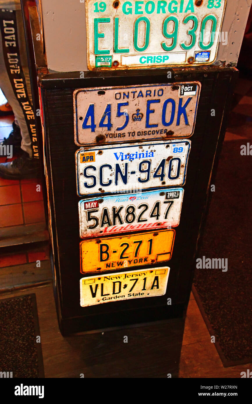 Kennzeichenleuchte Wänden in der Anker Bar in Buffalo, New York Stockfoto