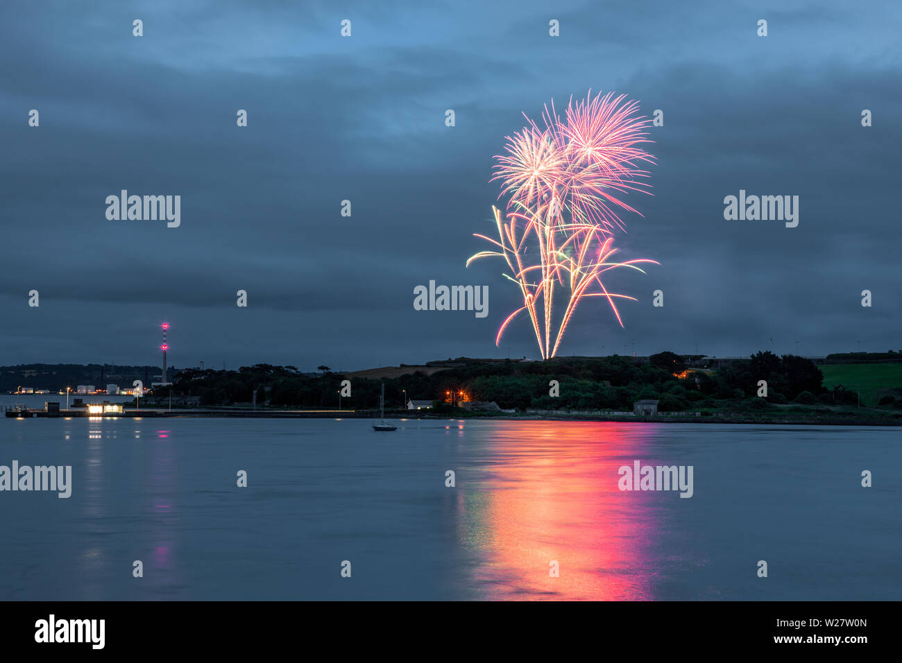 Spike Island, Cork, Irland. 06 Juli, 2019. Ein spektakuläres Feuerwerk leuchtet den Nachthimmel über Spike Island, Cork, Irland, wo das Leben der Gefangenen, die auf der Insel starb geprägt war. Die Anzeige ist Teil der Feier des 81. Jahrestages der Übergabe der Insel von Großbritannien im Jahr 1938 nach Irland zu markieren und kommt als Management sagen, Sie sind auf dem Weg über 70.000 Besucher in diesem Jahr aufgrund der neuen Ausstellungen und die Lieferung eines 126-Sitzer Fähre zu bewirten. Quelle: David Creedon/Alamy leben Nachrichten Stockfoto