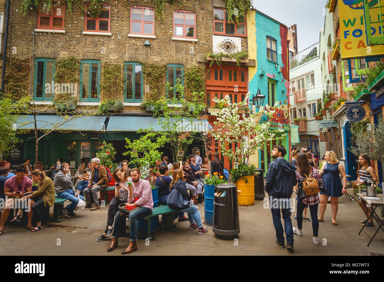 London, UK - Januar, 2019. Touristen und Einheimische in Neal's Yard, die kleine Gasse im Londoner Covent Garden, die in einem Innenhof öffnet. Stockfoto