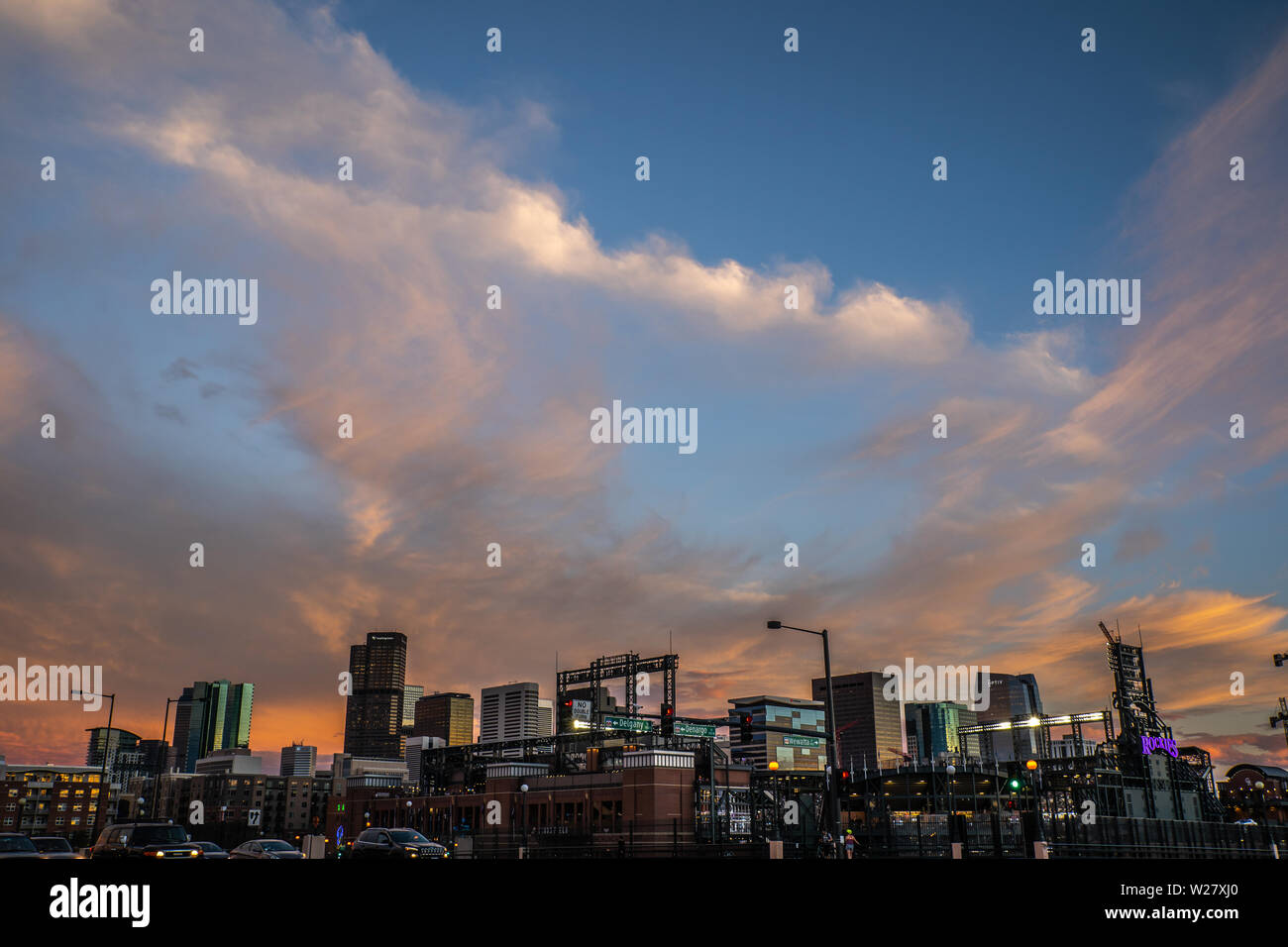 Denver Blick auf die Skyline mit Coors Field im Vordergrund, Denver, Colorado - 07.03.2019 Stockfoto