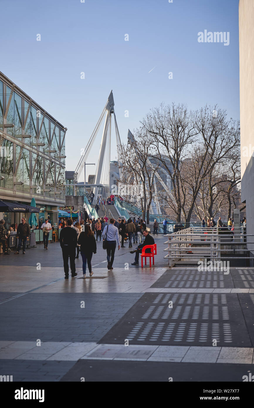 London, UK - März, 2019. Menschen außerhalb der Royal Festival Hall im South Bank. Stockfoto