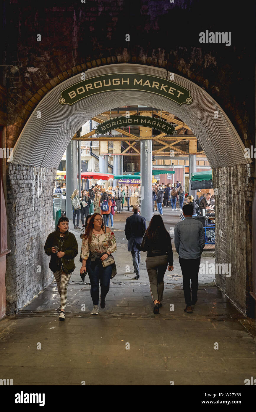 London, UK - April, 2019. Touristen und Einheimische Essen und Shopping in Borough Markt, eine der ältesten und größten Food Market in London. Stockfoto