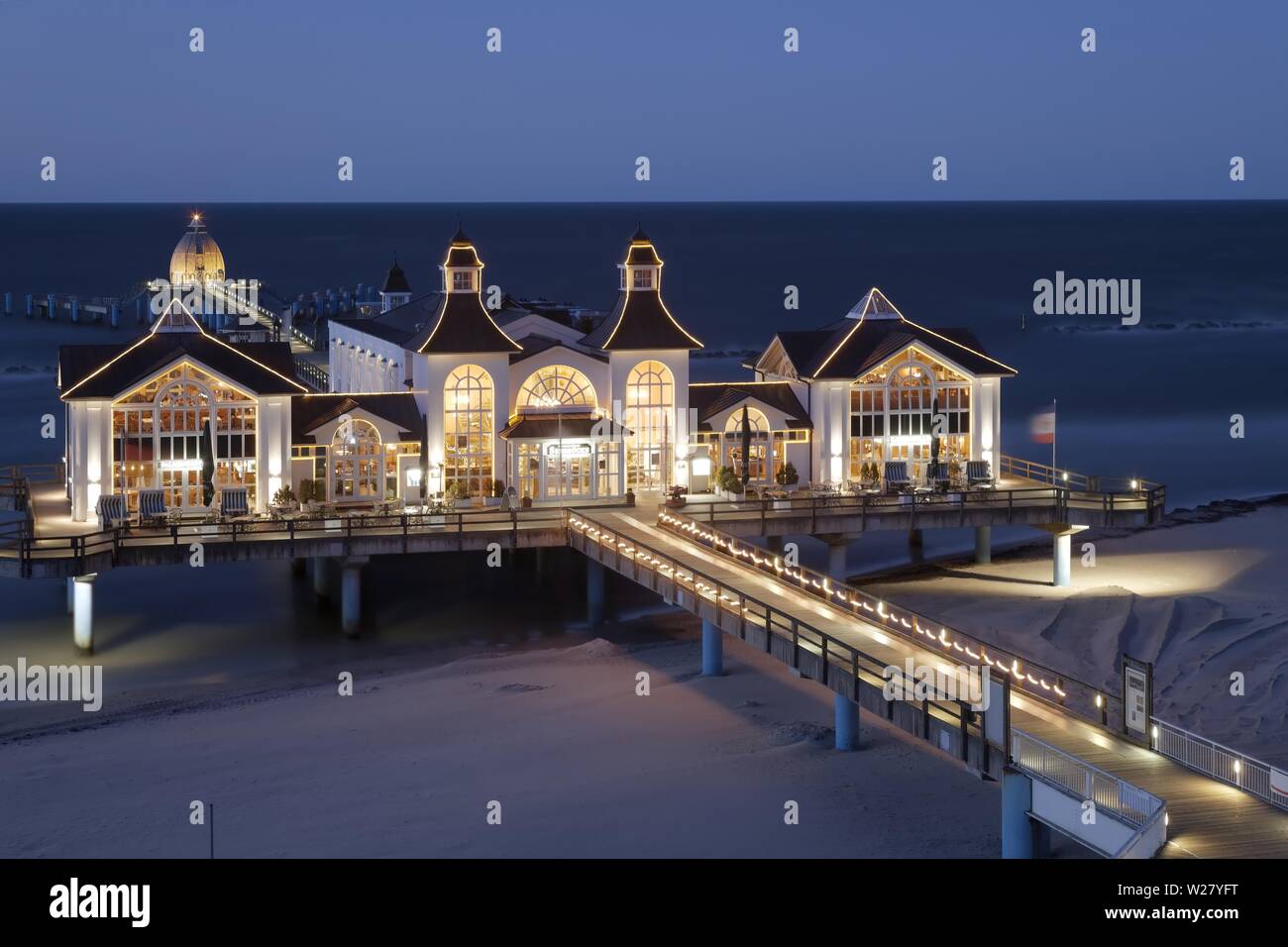Beleuchtete Pier an der Ostsee in Abendstimmung, Sellin, Rügen, Mecklenburg-Vorpommern, Deutschland Stockfoto