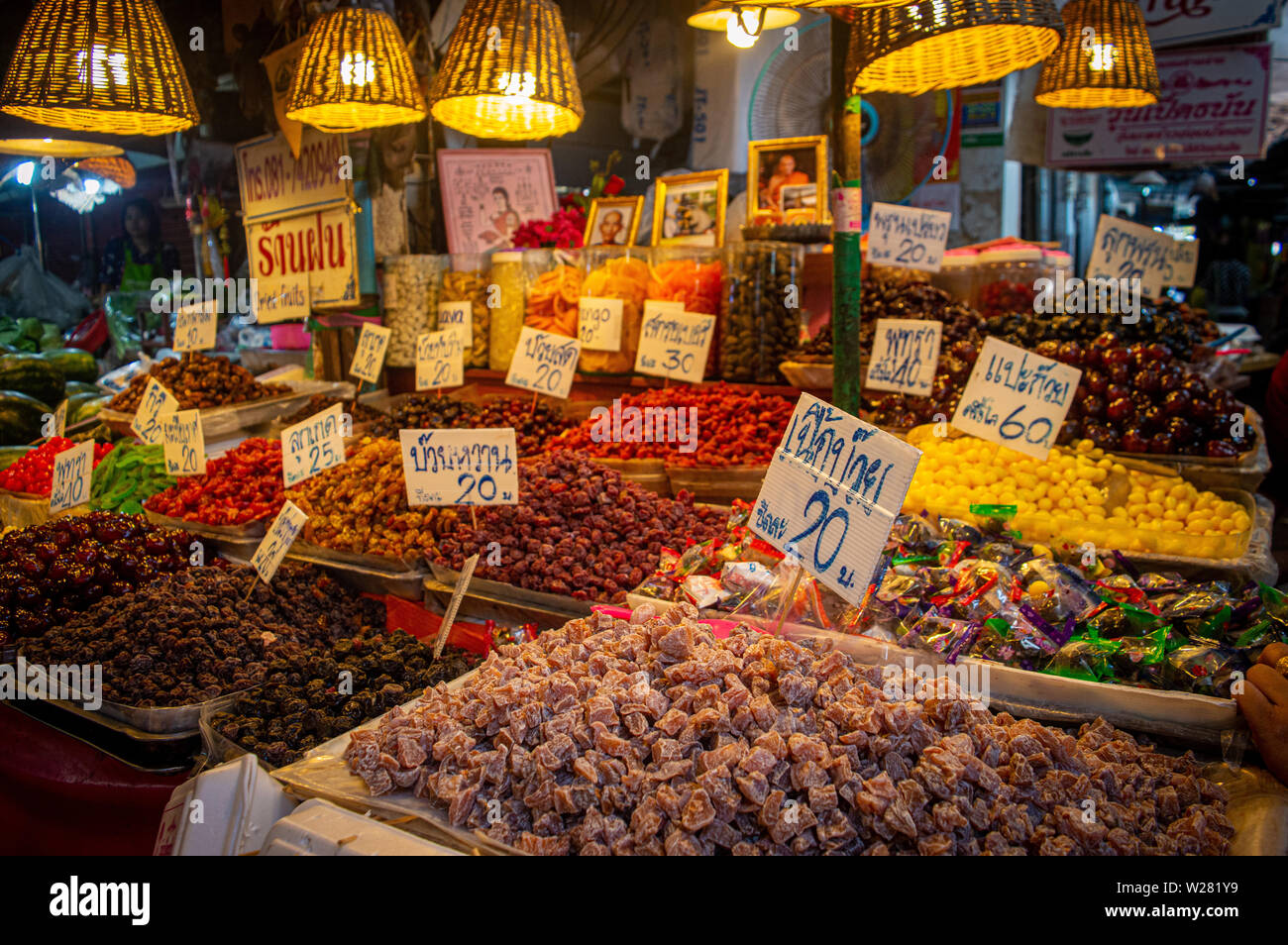 Trockene Frucht im Verkauf bei Maeklong Railway Markt Stockfoto