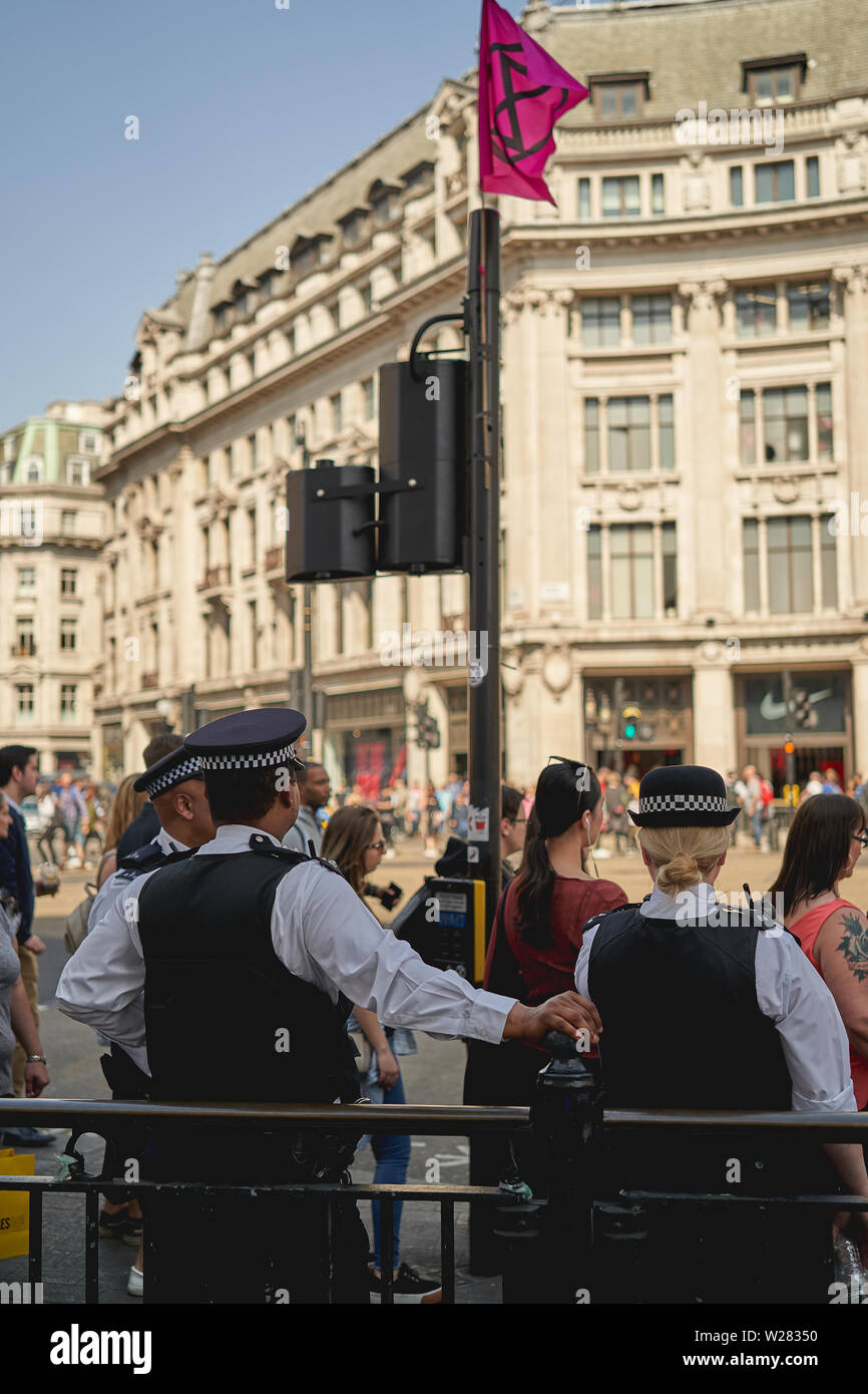 London, UK - Juni, 2019. Polizisten patrouillieren Oxford Circus in London. Stockfoto