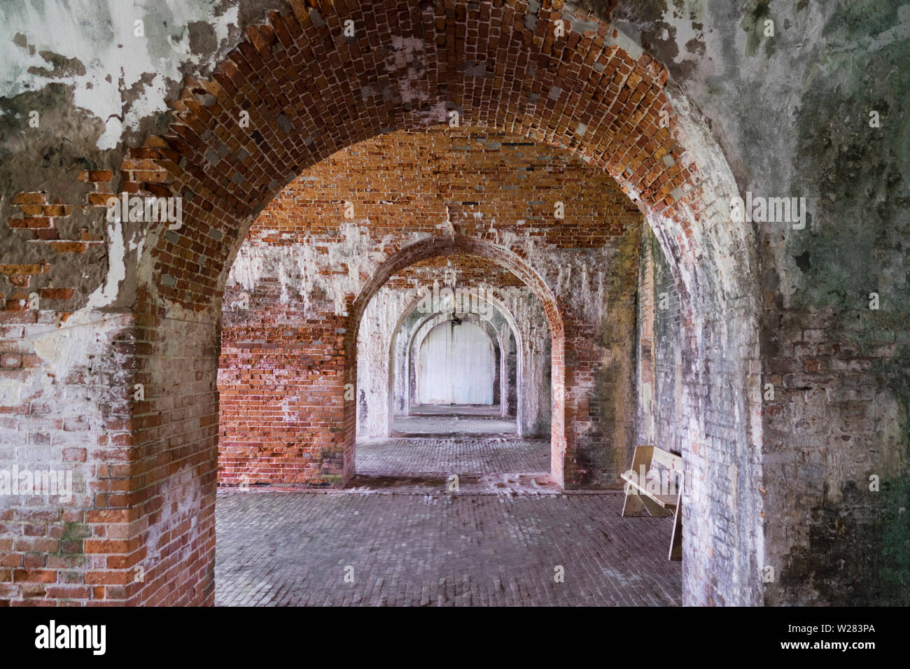 Innenwand von Fort Morgan. Kalk im Mörtel benutzt hat, ausgelaugt einen weissen Mantel auf Teile der Mauer zu bilden. Stockfoto