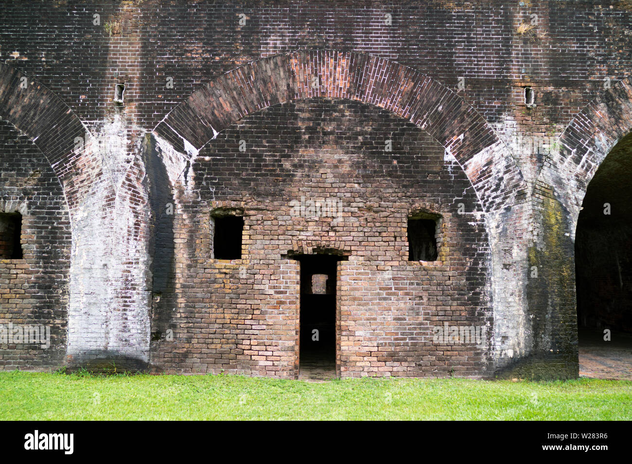 Innenwand von Fort Morgan. Kalk im Mörtel benutzt hat, ausgelaugt einen weissen Mantel auf Teile der Mauer zu bilden. Stockfoto