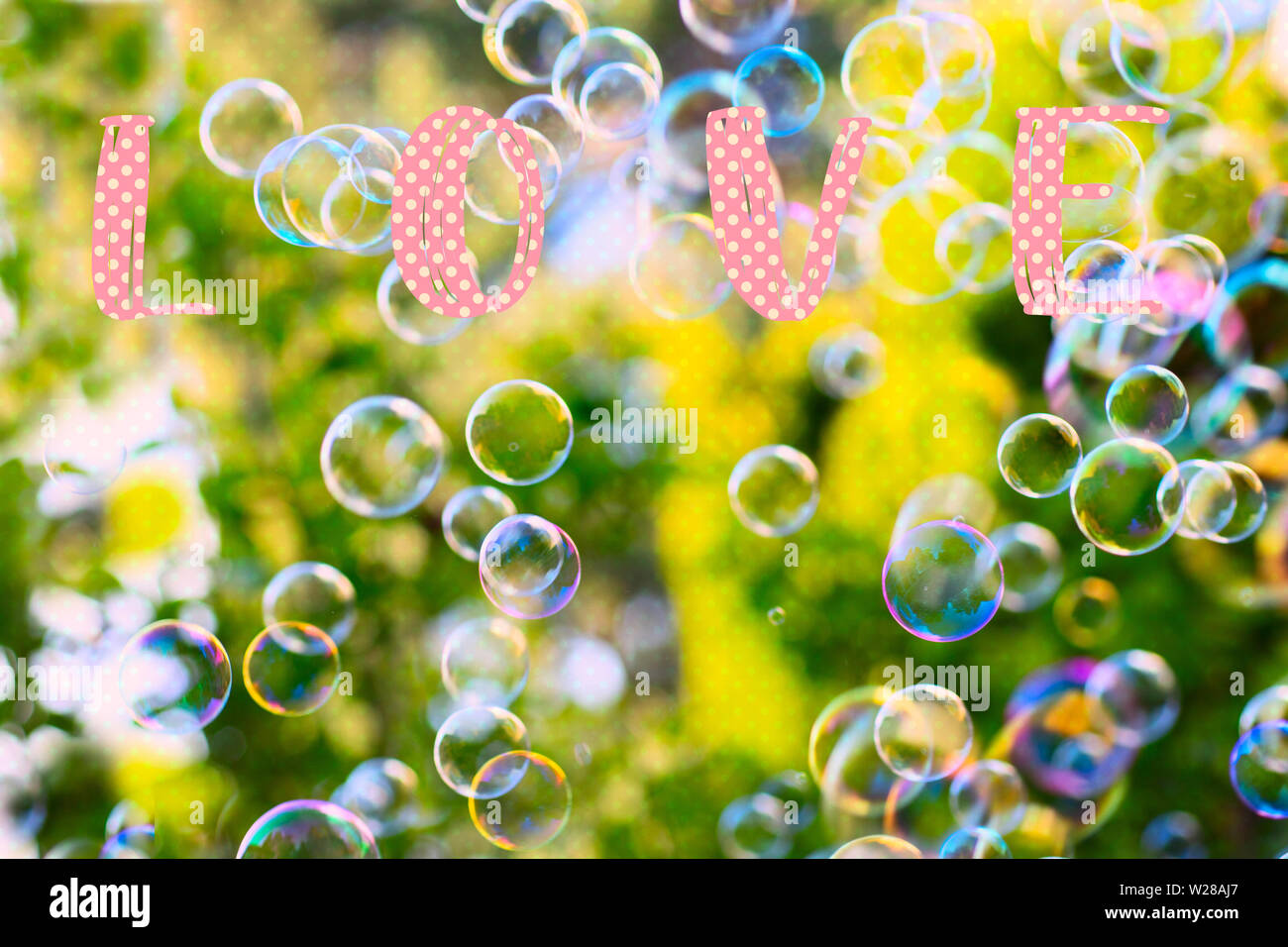 Eine Collage aus sommerlich Seifenblase Hintergrund und Beige auf Rosa poka dot Wort Liebe. Eine Abbildung oder eine Grußkarte. Die Buchstaben sind horyzon entfernt Stockfoto