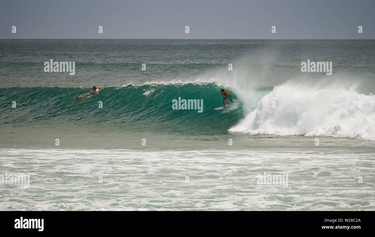 Hinter der Spitze auf ein Surfer an kirra in qld, Aust Stockfoto