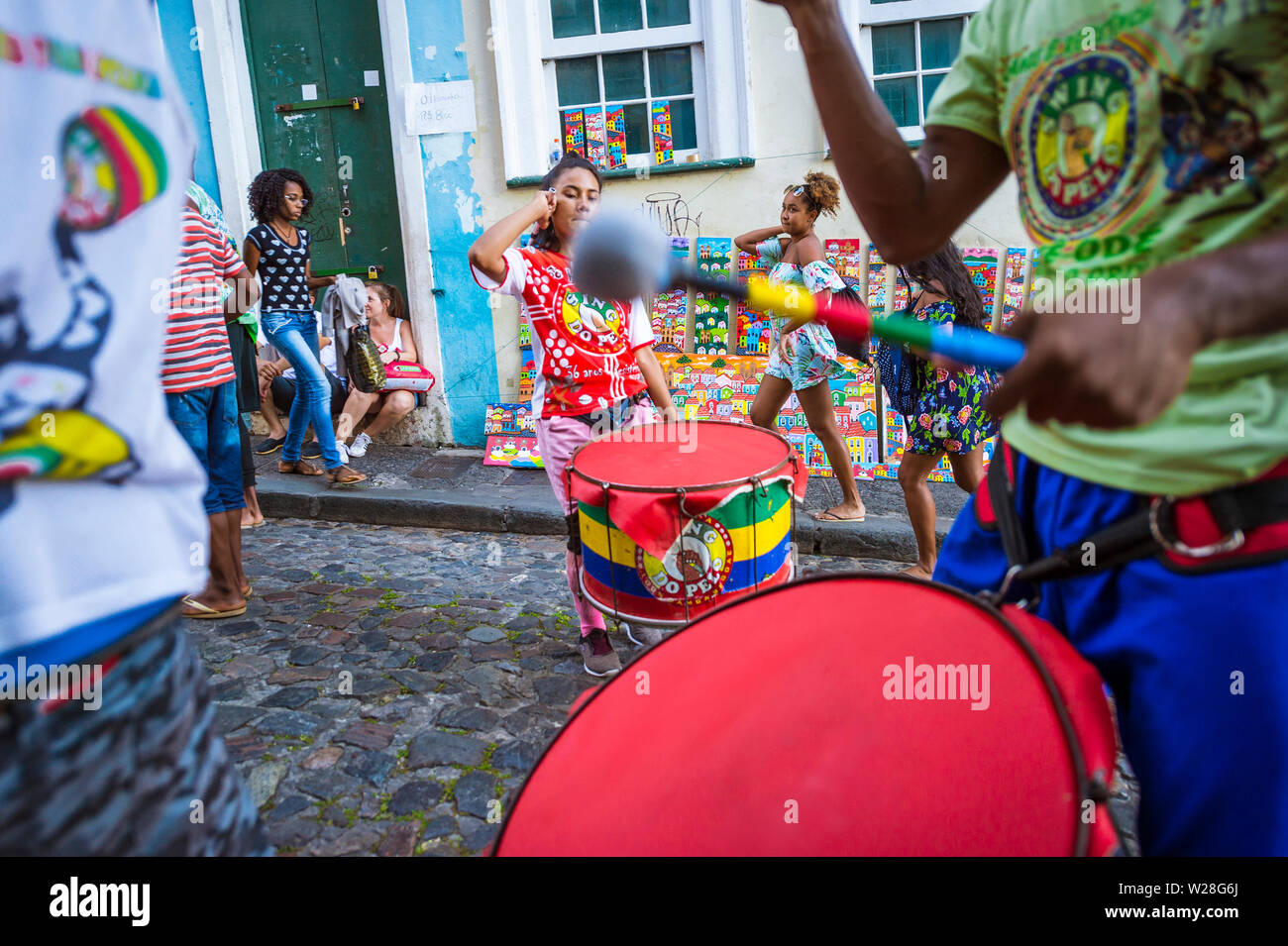 SALVADOR, BRASILIEN - MÄRZ 2018: Eine Gruppe von Trommlern in der bunten touristischen Viertel Pelourinho als Teil eines sozialen Projektes. Stockfoto