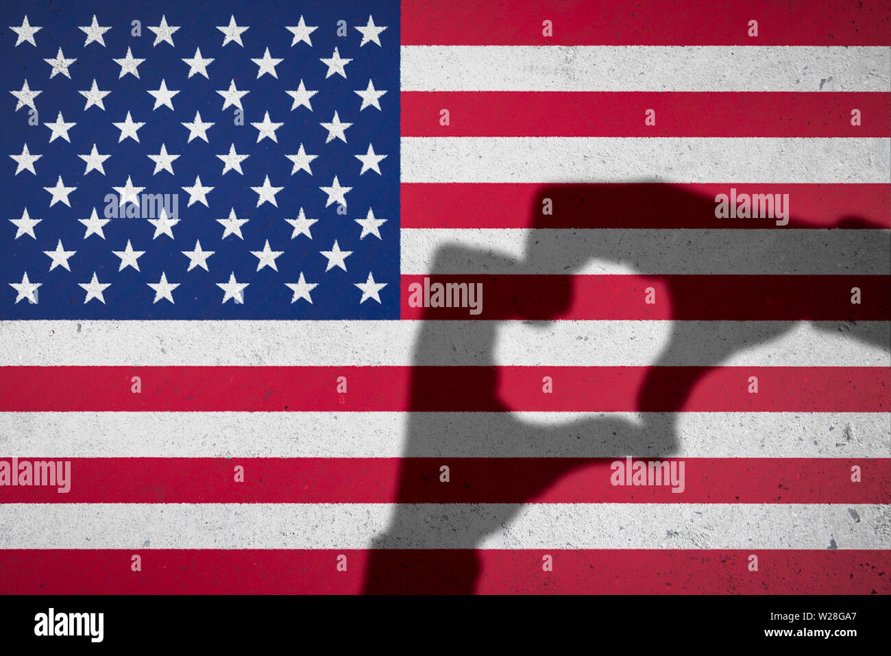 Hände und Herzen Form Schatten auf amerikanische Flagge Hintergrund auf strukturierte grunge Betonwand Stockfoto