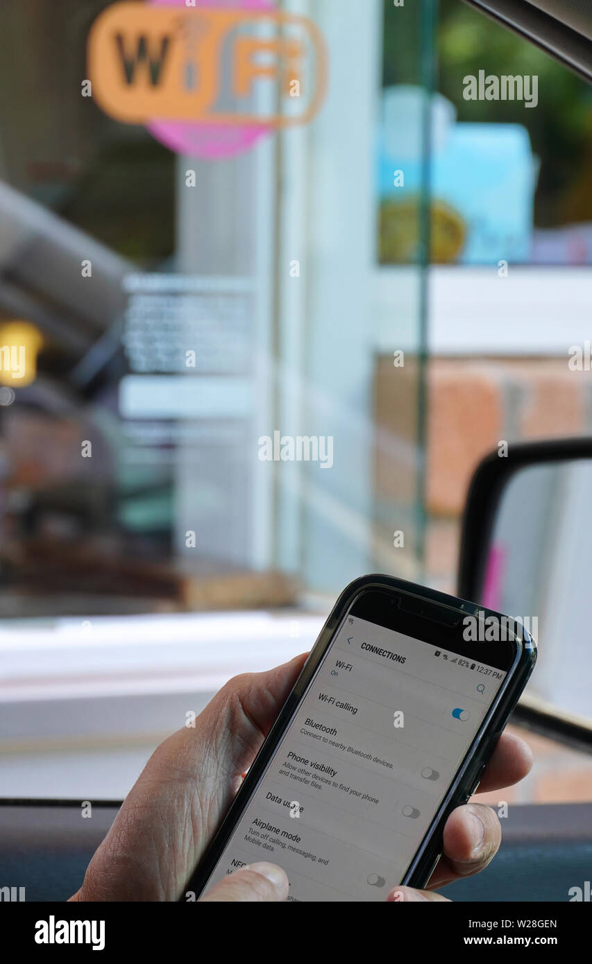 Middletown, CT USA. Jun 2019. Ein Fahrer in einem Restaurant einrichten WLAN Zugang über das Smartphone Einstellungen geparkt. Illustrative Editorial. Stockfoto