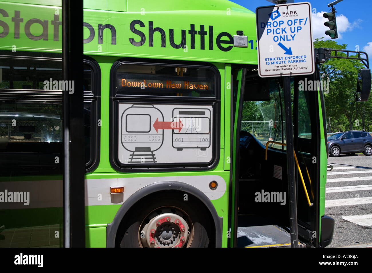 New Haven, CT USA. Apr 2019. Union Station Shuttle Bus warten auf Übertragung der Fahrgäste aus dem Zug. Stockfoto