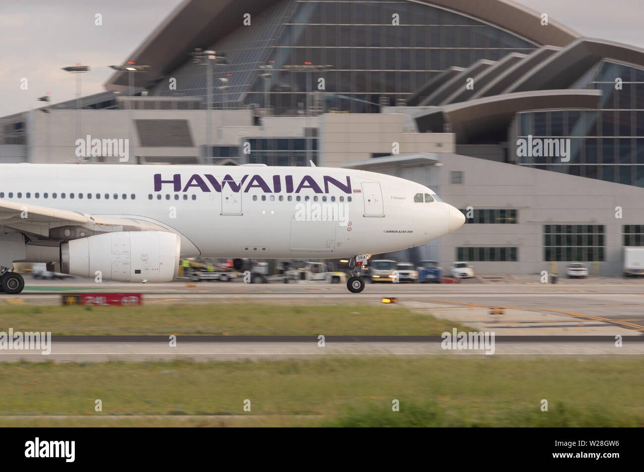 Hawaiian Airlines Airbus A330, Registernummer N384HA, gezeigt beim Start vom Los Angeles International Airport. Stockfoto