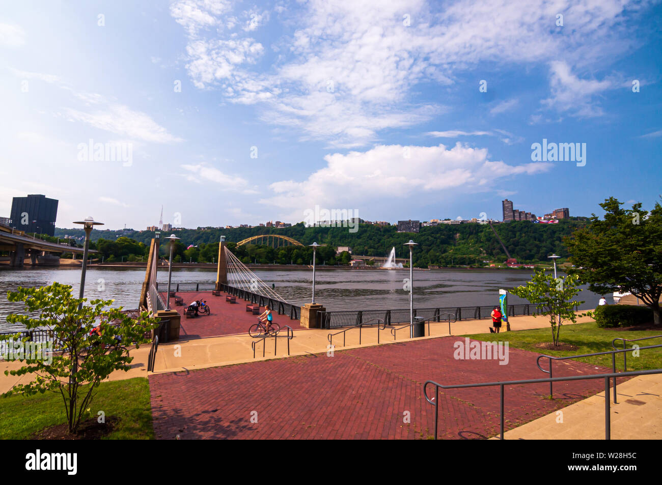 Der Brunnen von der North Shore gesehen. Die Allegheny und Monongahela Rivers ihr zu bilden die Ohio, Pittsburgh, Pennsylvania, USA Stockfoto